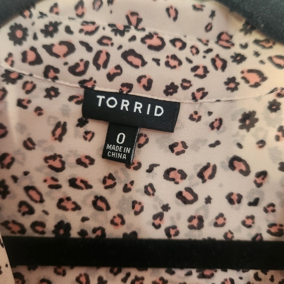 TORRID Plus Size Chiffon Twist Front Tunic Shirt - Size 0/1 - Picture 10 of 13